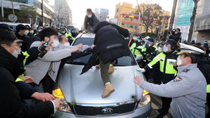 [영상] '뒷짐 사과' 조두순 떠나려하자 관용차 부쉈다