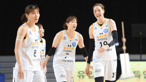 KB 박지수, 강아정, 김민정(오른쪽부터) (사진=WKBL 제공, 연합뉴스)