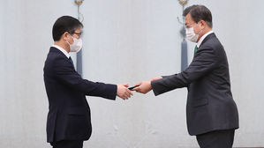 문재인 대통령, 변창흠 국토교통부 장관 임명장 수여