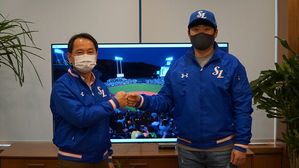 원기찬 삼성 라이온즈 대표이사와 이원석 선수 (사진=삼성 라이온즈 제공, 연합뉴스)
