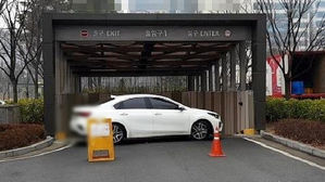 경고 딱지 붙였다고 주차장 입구 막은 입주민