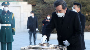 국립현충원 참배하는 이낙연 민주당 대표 (사진=연합뉴스)