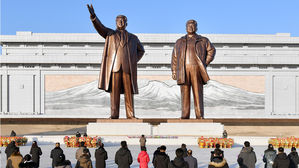 새해맞아 김일성&middot;김정일 동상에 헌화하는 북한 주민들 (사진=조선중앙통신, 연합뉴스)