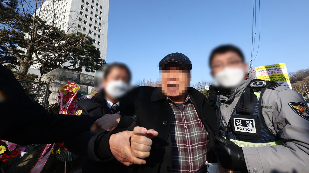 경찰에 연행되는 대검 앞 방화 용의자