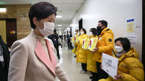 백혜련 법제사법위원회 법안심사제1소위원회 위원장(더불어민주당 왼쪽)