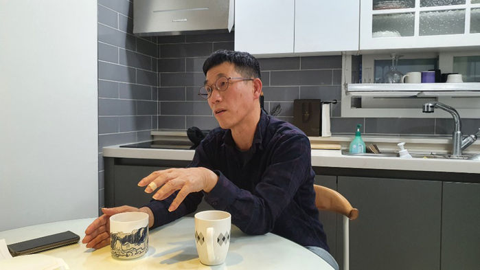 할 말이 있으면 거침없이 내뱉는다. 권력에 대한 두려움은 없다. 용기내어 입 열지 못하는 이 사회가 한탄스러울 뿐