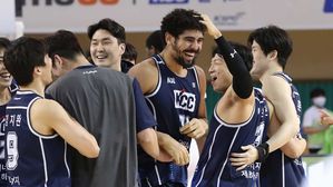 '데이비스 결승 골' KCC, 1점 차 역전승…10연승 질주