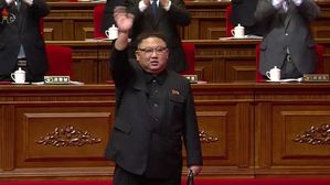 당대회 참석자들에게 손을 흔들고 있는 김정은 당 총비서 (사진=조선중앙TV 화면, 연합뉴스)