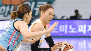 드리블하는 KB 박지수 (사진=WKBL 제공, 연합뉴스)