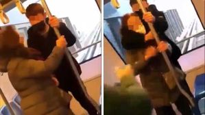 경기 의정부경전철에서 중학생으로 추정되는 남학생이 여성 노인의 목을 조르는 등 폭행하는 영상 (사진=독자 제공 영상 갈무리, 연합뉴스)