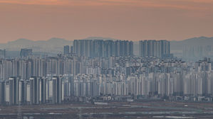 경기도 파주시 접경지역에서 바라본 운정신도시와 일산신도시 아파트 단지