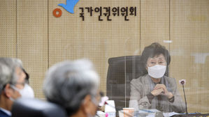 전원위원회 진행하는 최영애 국가인권위원장