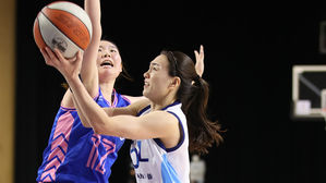 슛 시도하는 신한은행 한채진(오른쪽) (사진=WKBL 제공, 연합뉴스)