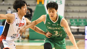 1일 경기에서 맞대결하는 DB 허웅(녹색 유니폼)과 kt 허훈. (사진=KBL 제공, 연합뉴스)