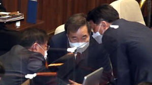 지난 1일, 국회 본회의장서 논의하고 있는 민주당 이낙연 대표(가운데)와 김태년 원내대표(왼쪽), 김영진 원내수석부대표 (사진=연합뉴스)