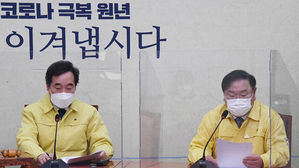 3일 국회에서 열린 최고위원회의서 자료 살펴보는 민주당 이낙연 대표(왼쪽)와 김태년 원내대표 (사진=연합뉴스)