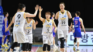 여자농구 KB 선수들 (사진=WKBL 제공, 연합뉴스)