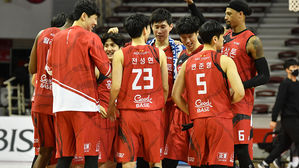 승리에 기뻐하는 인삼공사 선수들 (사진=KBL 제공, 연합뉴스)