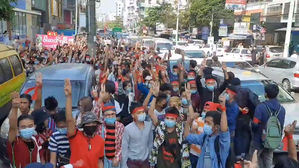 6일 미얀마 양곤 시내에서 쿠데타 항의 행진하는 시위대 모습 (사진=트위터 영상 캡처, 연합뉴스)