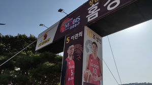 홈 경기장 앞에 내걸린 창원 LG 이관희 사진 (사진=연합뉴스)