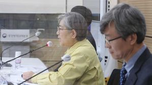 정은경 중앙방역대책본부장(질병관리청장)과 남재환 가톨릭대 의생명과학과 교수
