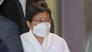 박근혜, 코로나 격리 20일 만에 퇴원…서울구치소 복귀