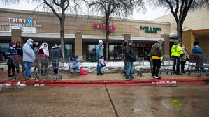 텍사스 주민들, 마트 앞 줄 선 모습