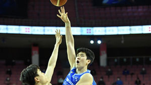 슛하는 삼성 김준일(오른쪽) (사진=KBL 제공, 연합뉴스)