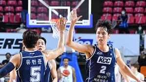 KCC, DB 꺾고 2경기 차 선두 (사진=연합뉴스)