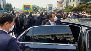 윤석열 검찰총장과 대구 고검 앞 지지자들