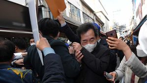 달걀 봉변당한 이낙연 대표