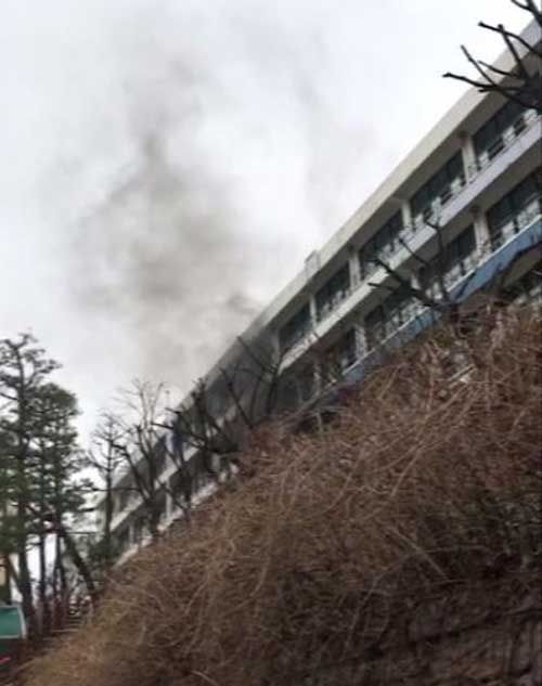 서울 중구 금호여중 본관서 화재… (사진=독자 제공, 연합뉴스)