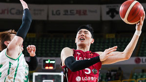 22일 DB와 경기에서 슛을 시도하는 LG 이관희. (사진=KBL 제공, 연합뉴스)