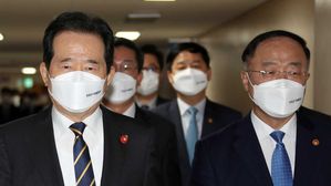 '부동산 부패청산' 마스크 쓴 정세균 총리와 홍남기 부총리 겸 기획재정부 장관