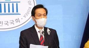 우상호, 5인 이상 술자리 합석…"5분 있었다" 해명