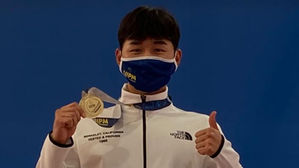 금메달 목에 건 전웅태 (사진=대한근대5종연맹 제공, 연합뉴스)