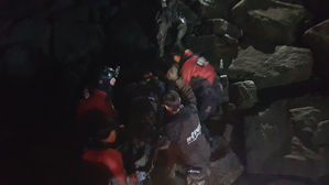 한밤중 갯벌에 빠진 관광객 구조 (사진=보령해경 제공, 연합뉴스)
