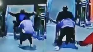 속수무책으로 내리막 '주르륵'&hellip;온몸으로 휠체어 막아낸 여성
