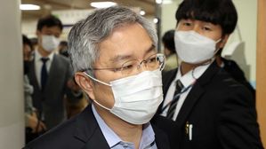 법정 향하는 최강욱 열린민주당 대표