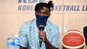 KCC와 계약 연장한 라건아 (사진=KBL 제공, 연합뉴스)
