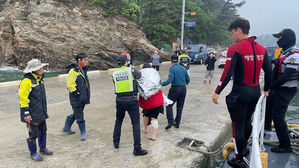 갯바위에서 구조한 휴양객 (사진=보령해경 제공, 연합뉴스)