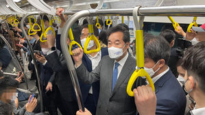 김포골드라인 탑승한 민주당 이낙연 전 대표 (사진=이낙연 전 대표 측 제공, 연합뉴스)