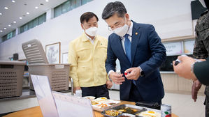 격리 장병용 급식 점검하는 서욱 국방부 장관 (사진=국방부 제공, 연합뉴스)