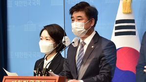 '가상자산업 발전 및 이용자 보호에 관한 법률'(가상자산업권법) 대표발의하는 민주당 김병욱 의원(오른쪽)