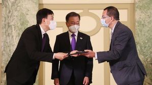한미 백신 기업 파트너십 행사에서의 (왼쪽부터) 존 림 삼성바이오로직스 대표, 문 대통령, 스테판 반셀 모더나 CEO