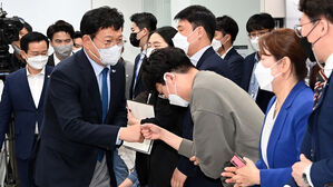 서울&middot;부산 청년과의 간담회 참석자들과 인사하는 송영길 민주당 대표