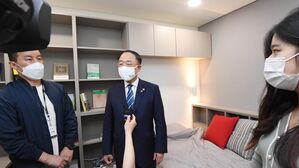 호텔 리모델링 청년주택 방문한 홍남기 부총리 (사진=기획재정부 제공, 연합뉴스)