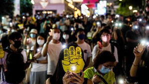 4일 홍콩 코즈웨이 베이에서 휴대전화 조명 등으로 불을 밝힌 시민들 (사진=AFP, 연합뉴스)