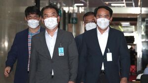 더불어민주당 항의방문하는 최원일 천안함 전 함장(오른쪽)과 이성우 천안함 유족회 회장(왼쪽두번째)