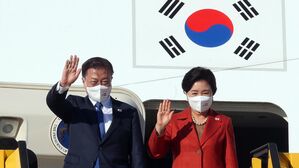 오스트리아 도착한 문재인 대통령 내외
